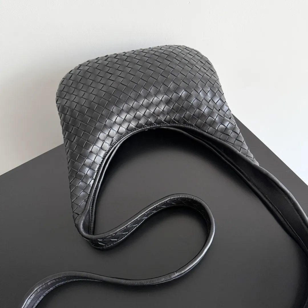 Batch 1660 BOTTEGA VENETA 2025 new men's small Veneto crossbody bag is made of lambskin, elegantly extends to the strap, fits perfectly on the upper body, and the light and neat shape is suitable for all your choices for business trips, travel or daily life. Top zipper, interior two compartments, extra-large capacity. The classic Veneta shape has been redesigned and turned into a bag that can be worn cross-body, simple yet stylish. Although it is designed as a men’s bag, it is also very suitable for girls to carry! The back is so handsome🕶! More aura ~ The shoulder straps are reasonably designed, making it comfortable and stylish to carry cross-body. The bag has a practical capacity and can easily fit your daily needs~ Whether it is paired with casual wear for going out on the street or with formal wear for commuting, put it on and your fashion sense will rise in a straight line📈! Style number: 836918 Size: 27*17*2.5cm